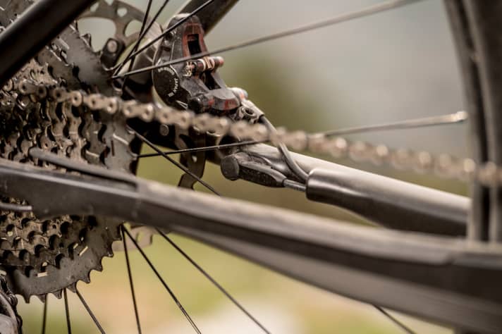   The cables are neatly routed in the carbon frame.