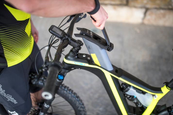   The fully integrated 720 Wh battery can be removed from the frame.