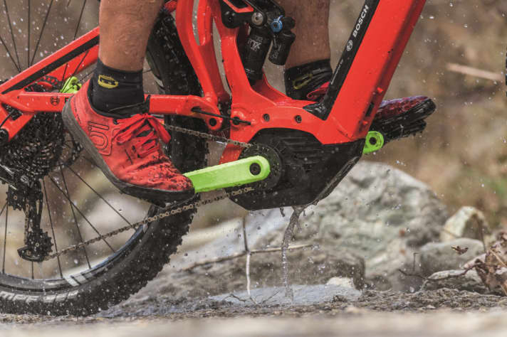   Shorter cranks make it easier to ride extremely technical passages and prevent pedal bob. The Bosch software update adapts the motor power to the new crank ratios.