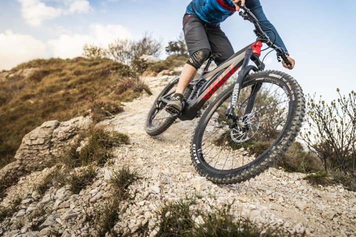   Thanks to its low bottom bracket, the SL AMR X sits firmly on the trail, while the short cranks protect against bumps. A nice side effect of the 155 mm long cranks: you ride at a higher cadence, which ensures that the Shimano motor works more economically.