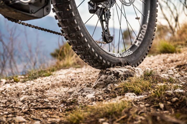   Der 2,8 Zoll breite Plus-Reifen am Hinterrad (Maxxis Minion DHR II) sorgt für viel Grip und Traktion. Zudem denkt Ghost darüber nach, den Durchschlagschutz von Pepi's Tire Noodle serienmäßig in den Hybride SL AMR X-Modellen anzubieten. Damit kann man den Reifen dann mit sehr geringem Luftdruck fahren.