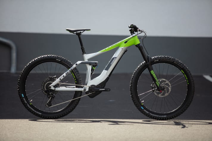 Cube Stereo Hybrid 160 Race 500 27.5: The 160 mm E-Enduro has become 200 euros cheaper compared to last year and costs 3799 euros. It also comes with a Bosch Powertube battery, a Sram Eagle with 1x12 gears and 200 mm brake discs. Weight: 23.9 kg.