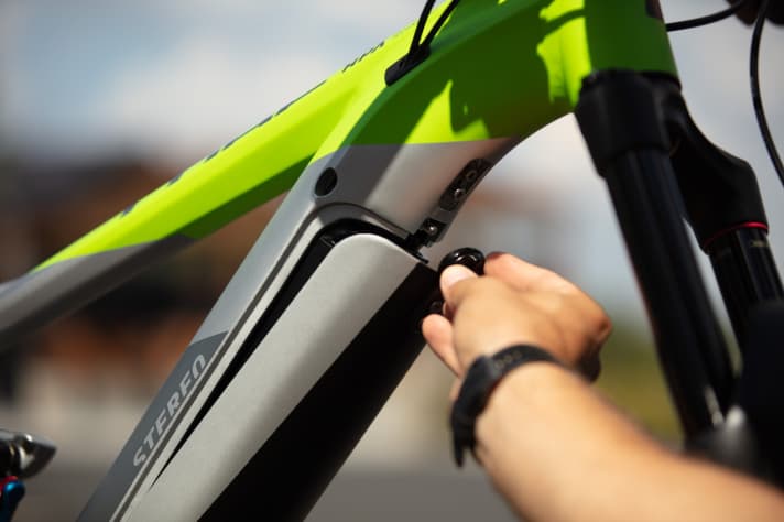 The Powertube battery is secured in the down tube of the Cube E-MTBs with the wheel bolt.