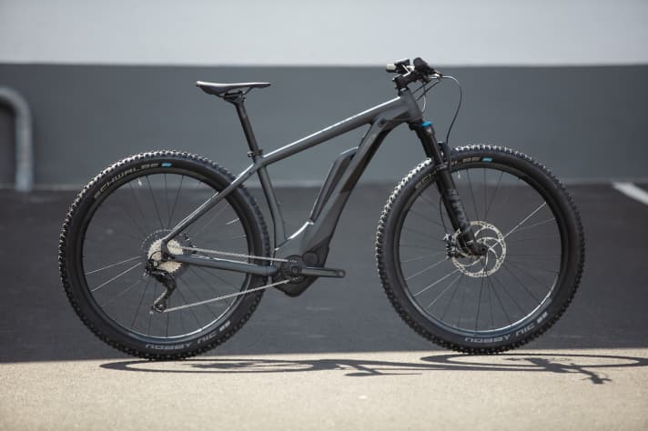 For the first time, there will be an e-MTB in the Cube line-up for 2019 that is approved for a system weight of up to 150 kg. The Reaction Hybrid HD 500 is a twentyniner hardtail for € 3400, with all components designed to withstand somewhat larger and heavier riders. The Bosch e-bike will be available up to frame size 23 inches.
