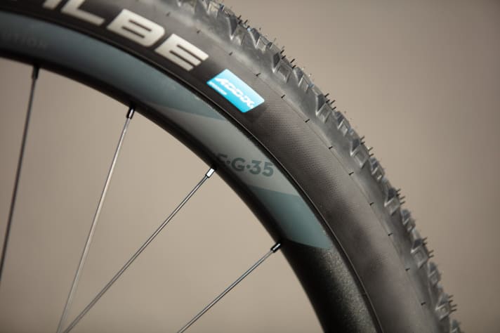 35 mm wide rims and 2.6 inch wide tyres provide the necessary grip and comfort.
