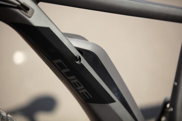 Beim Reaction Hybrid HD 500 kommt der herkömmliche Bosch-Akku zum Einsatz, er ist halb ins Unterrohr integriert.