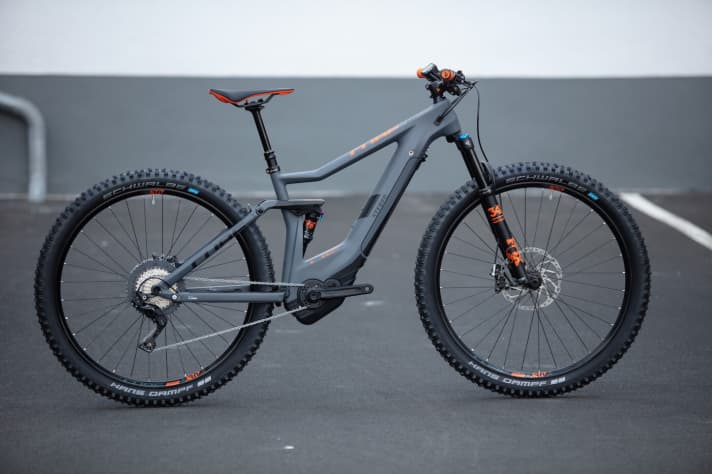 Cube Stereo Hybrid 120 HPC TM 500: A TM version of the 120 Stereo will be available for the first time in 2019. This means a 130 mm fork, vario support and wide cockpit as well as a combination of four-piston and two-piston brakes. The Hybrid 120 TM will roll on 2.6-inch wide Schwalbe Hans Dampf tyres. The Powertube battery and a Purion display are connected to the Bosch Performance CX motor. Price: 4500 euros.