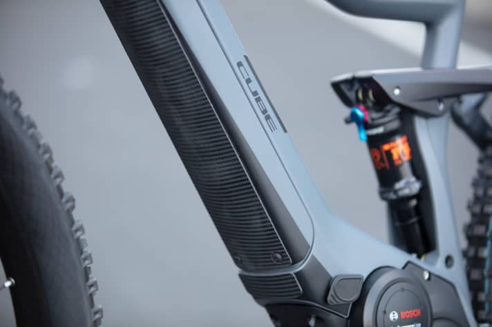 Der Powertube-Akku von Bosch sitzt wie bei fast allen Cube E-Bikes im Unterrohr. An der Unterseite wird das Rohr von einer Abdeckung vor Steinschlag geschützt.