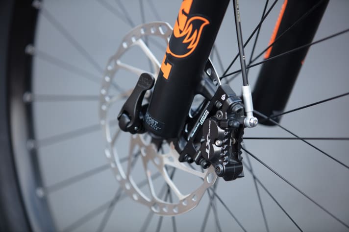 At the front, a Shimano XT brake with four pistons on a 203 mm disc takes over.