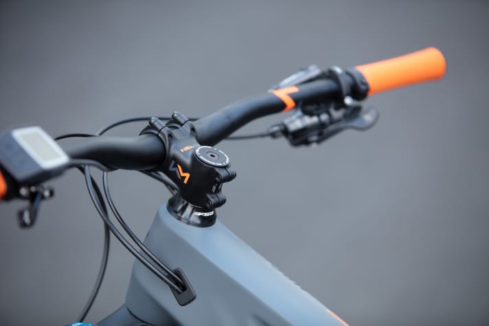 Breiteres Cockpit wie bei allen TM-Modellen. Für 100 Euro Aufpreis bekommt man das neue Bosch Kiox-Display.