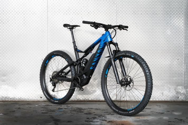 130 millimetres of suspension travel and Shimano E8000 motor in every model. The Neur:On starts at 3299 euros.