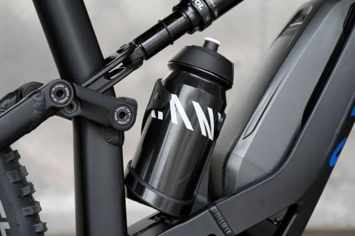   Good for touring cyclists: a 0.5-litre bottle fits on the bike thanks to a special bottle cage.