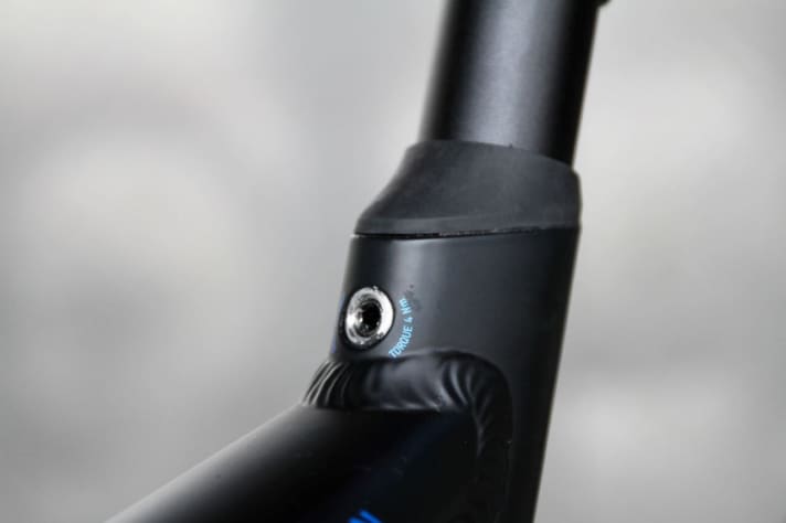   The seat clamp is integrated into the seat tube.