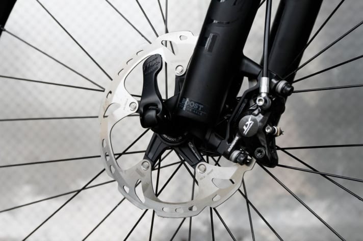   An Vorder- wie Hinterrad bremsen eine Zweikolbenbremse und 180er-Scheiben. Schade! Denn wir wünschen uns auch an Touren-E-MTBs größere Scheiben und möglichst kräftige Scheibenbremsen.