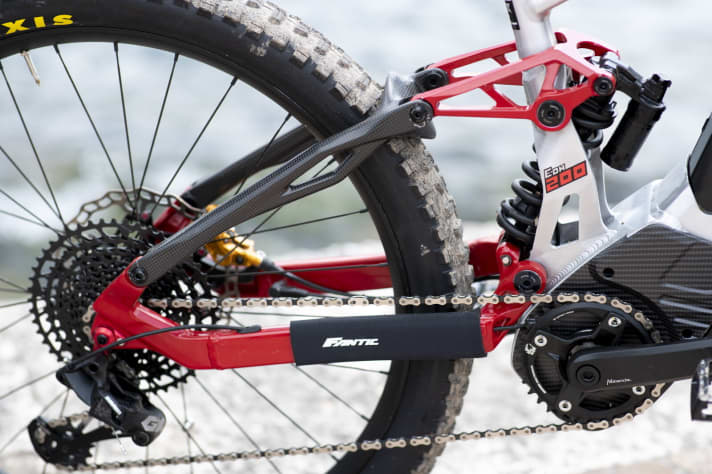   Unorthodox: The carbon seat stays are split in the upper third. This should dissipate the forces better.