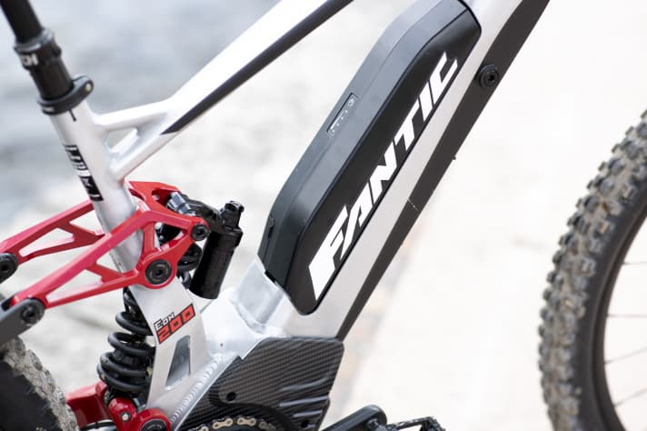   Plenty of suspension travel: the Fantic rear triangle unleashes 200 millimetres. The CNC-machined shock rocker exudes an aggressive flair.