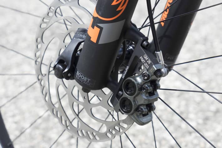   Keine Kompromisse bei der Ausstattung: Vierkolbenstopper von Magura und solide 200er-Scheiben an Vorder- wie Hinterrad.