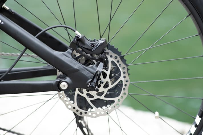   Four pistons against fading: The Tektro brake with 180 mm disc at the rear.