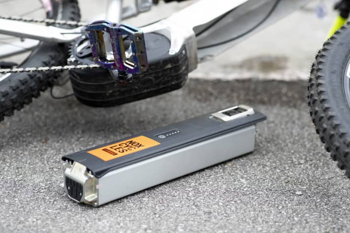   The large BMZ battery holds 630 watt hours and can be removed from the bottom without tools.