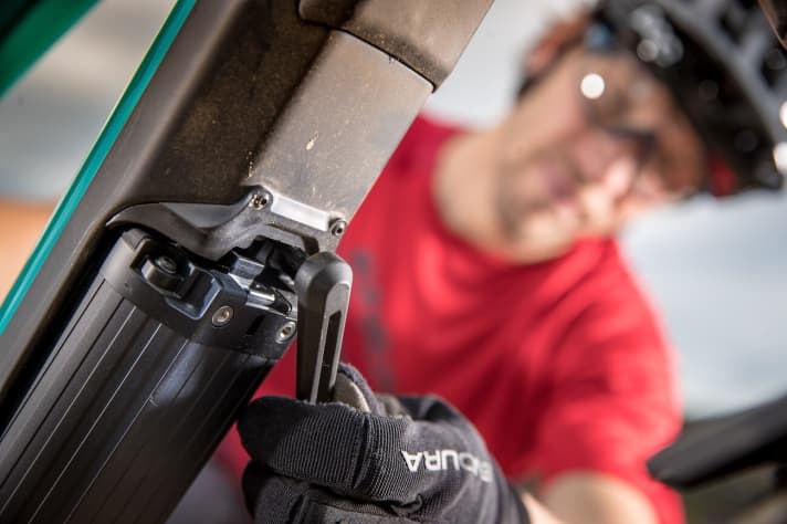   The battery can be opened using a 4-way Allen key. However, the energy carrier does not yet fall out, which makes handling very convenient.