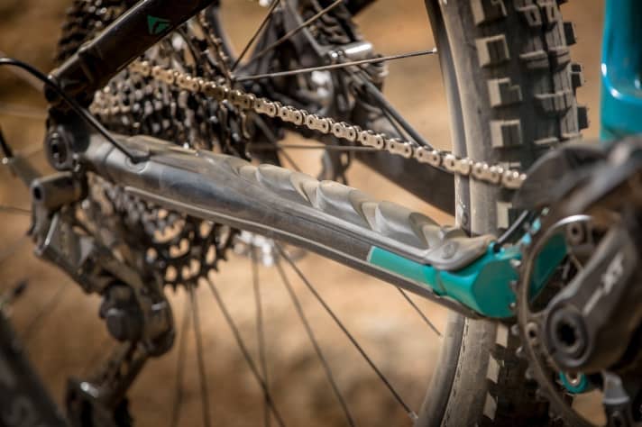   The generous chainstay protector should not only keep scratches away, but also noise. On top of this, the frame is covered with protective film in critical areas ex works.