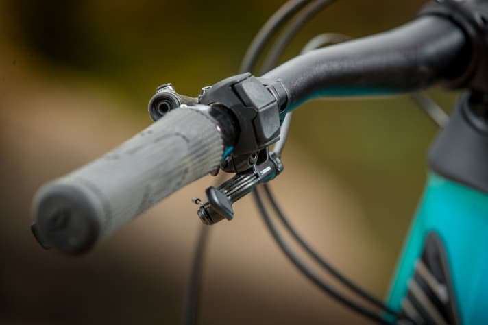   Clean cockpit: The Shimano E7000 shifters go well with the new Shimano thumb lever, which is used to operate the dropper post.