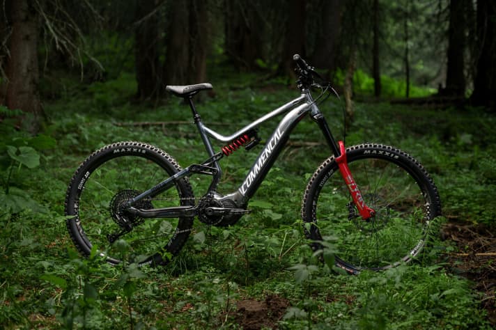   Considering the equipment, the prices of the two downhill-orientated E-MTBs sound fair - typical for mail-order bikes.