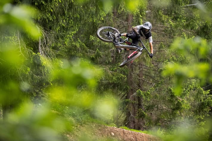   The Commencal Meta SX is aimed at bike park riders who don't want to miss out on big jumps.