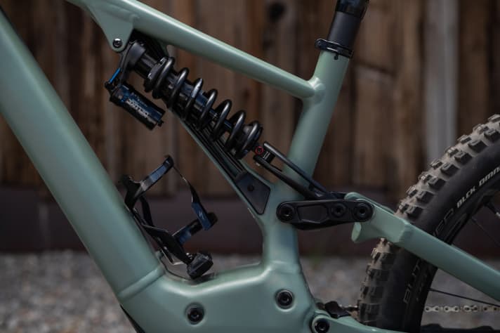   Both Kenevo models rely on a steel spring shock absorber with 180 millimetres of travel at the rear.