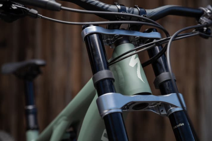   In the Kenevo Expert, a Rockshox Boxxer double crown fork absorbs the shocks. This should enable even more precise steering.