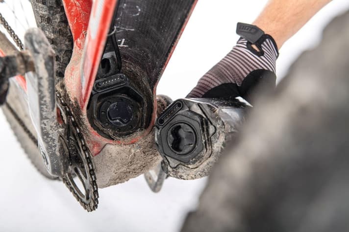   Sealing problem: On one occasion, the engine failed to function after hours of driving in wet and muddy conditions. The software analysis revealed a contact fault and recommended cleaning. That helped.