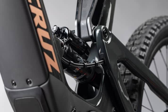   Das ausgeklügelte VPP-Hinterbau-System soll am Heckler auf E-MTB-Bedürfnisse getunt sein. An unmotorisierten Santa-Cruz-Bikes konnten die Hinterbauten meist mit großer Effektivität überzeugen.