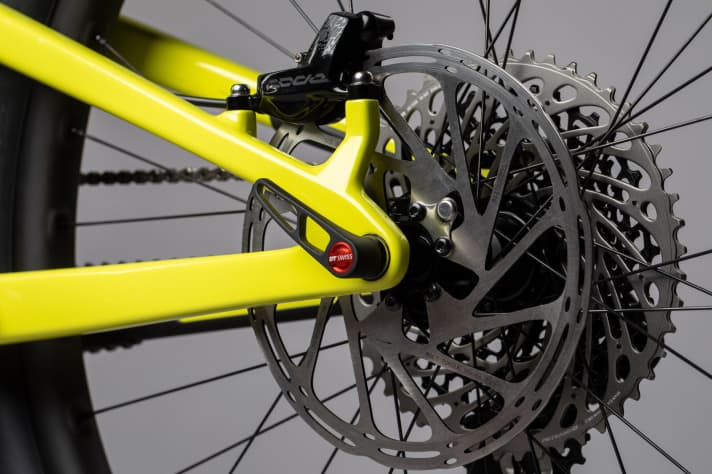   Top: The brake mount on the frame is designed for 200 mm discs, the speed sensor is integrated in the dropout. Instead of a spoke magnet, a magnet is used on the brake disc.