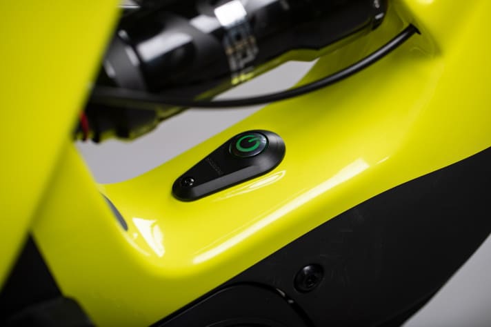   Und los! Der Power-Button für Shimanos Steps-System sitzt im Tretlagerbereich direkt über dem Motor.
