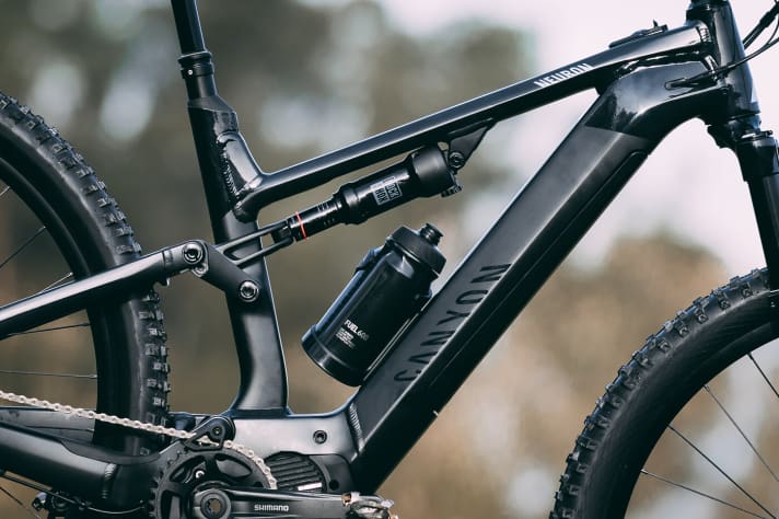   The Neuron:On will be available from 10 March in four equipment variants, including a women's model, and in five different colours. It offers 130 mm of travel at the front and rear. In addition to battery integration, the focus during development was on the wheel size split. The Neuron:On rolls on 27.5-inch wheels in sizes XS and S and 29-inch wheels from size M to XL.