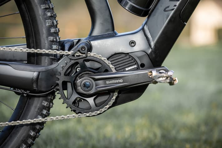   The centrepiece of the new Neuron:On remains the Shimano E8000 motor with 504 watt hours of battery capacity. A move that the developers justify with the advantages of Shimano's worldwide service network. In addition, the battery is small and light compared to models with more capacity.