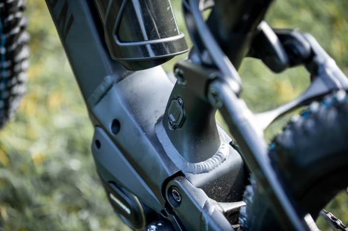   Die Ladebuchse für den Shimano-Akku befindet sich am unteren Ende des Sitzrohrs. Eine Plastikkappe soll die Elektronik zuverlässig gegen Feuchtigkeit und Dreck schützen.