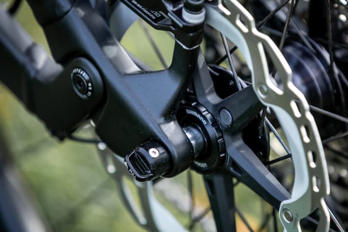   Canyon uses state-of-the-art technology for the speed sensor. The magnet sits securely on the brake disc, while the sensor is integrated into the dropout. Canyon's own thru-axle has the clean look of a bolted axle, but can be opened without a spanner thanks to the Quixle system.