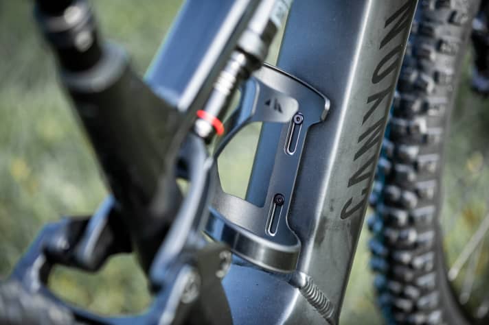   In diesem Einsatzbereich ein Muss: Beim Rahmen-Design haben die Ingenieure Platz für einen Flaschenhalter gelassen. Touren-Biker werden sich freuen.