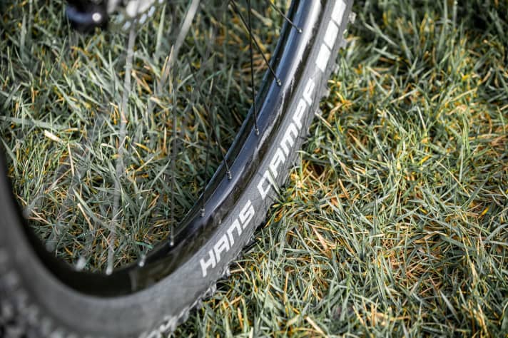   The 29er tyres with a width of 2.6 inches provide the rider with sufficient comfort and traction. The tame combination of Nobby Nic and Hans Dampf tyres shows the rather moderate range of use of the Neuron:On.