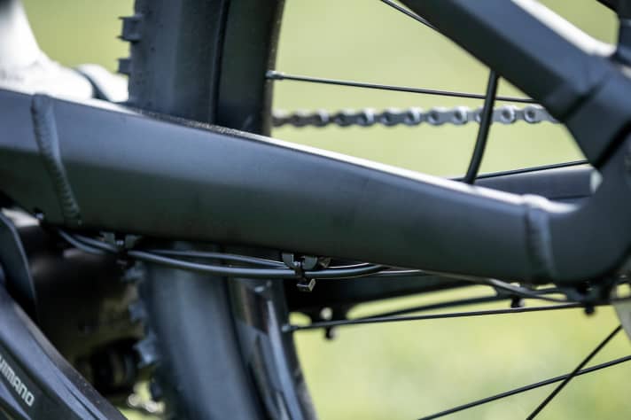   Canyon relies entirely on internally routed cables for the Neuron:On. Only the cable to the speed sensor could have been routed more neatly.