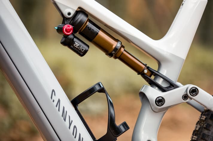   All versions of the Spectral:On come with a high-quality carbon main frame and 150 mm of suspension travel.