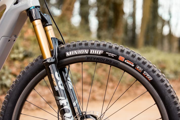   Wheel size mix: For agile riding behaviour, Canyon installs a 27.5-inch wheel at the rear and a 29er at the front.