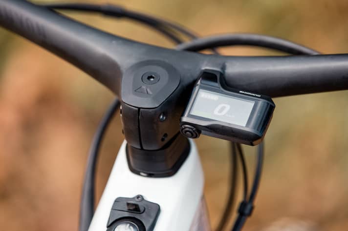   For the display, Canyon dispenses with the conventional clamp on the handlebars and screws the display into the handlebars.