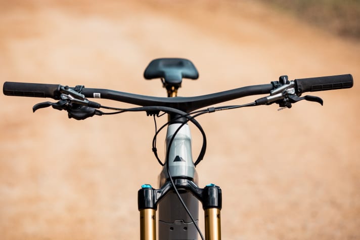   Canyon simply extends the head tube so that you can tackle steep descents without unsightly spacer towers.