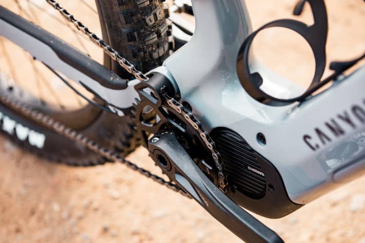  The small chain guide keeps the chain in place even in rough terrain.