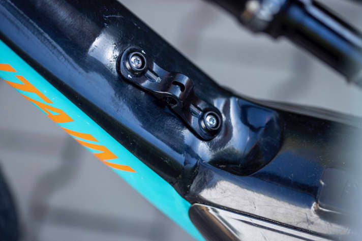   Die Halterung des Aufsatzakkus wird einfach an die Flaschenhalteraufnahme geschraubt.