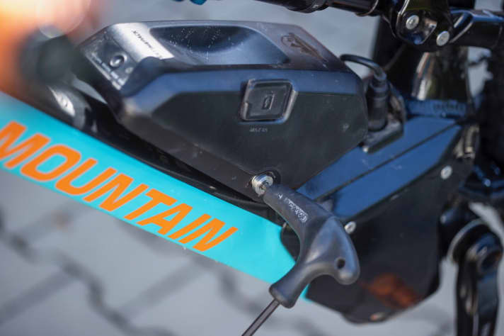   Mit einem 5er Innensechskant-Schlüssel schraubt man das Overtimepack an den Rahmen.