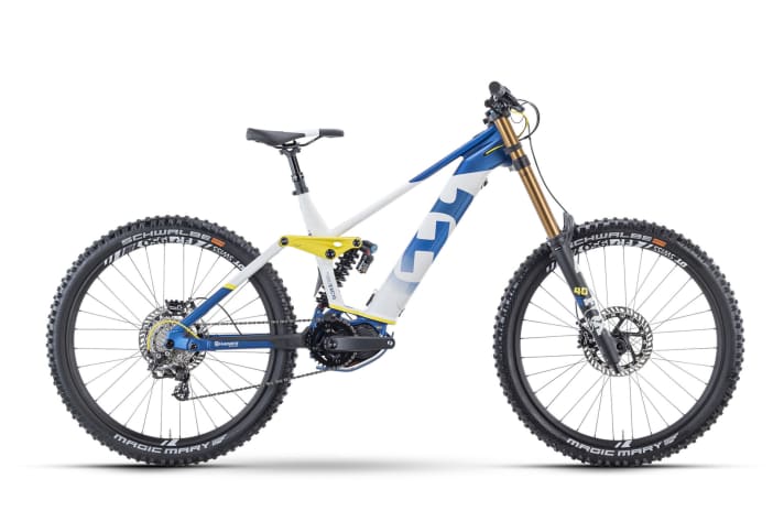   Das Husqvarna EXC hat satte 200 Millimeter Federweg und rollt auf 27,5 Zoll. Zwei Modelle für 5699 bzw. 7899 Euro. Im Bild das Topmodell Extreme Cross 10. Beide werden vom EP8 und einem 630er-Akku angetrieben.