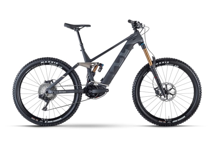   The Hardcross is the E-Enduro in the Schweinfurt line-up. 180 millimetres of suspension travel, 27.5 inches. The top model (pictured) Hardcross 9 costs 7499 euros, with three models below starting at 4799 euros. All come with EP8 and 630 battery.